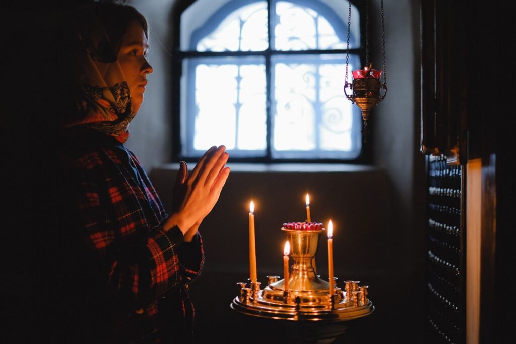 A woman in prayer, demonstrating reliance on God during stressful times